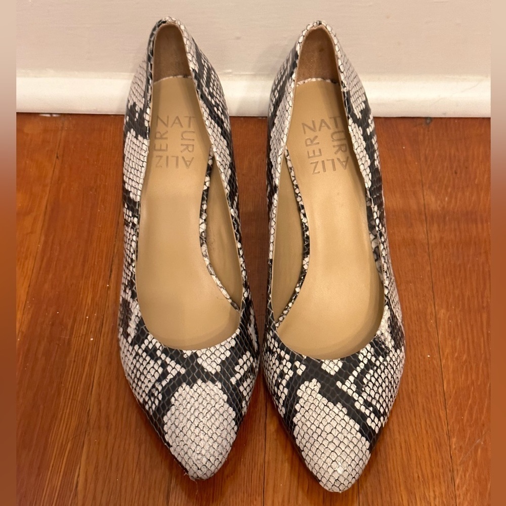Naturalizer Women's Evie Classic Pump Black/Cream Snake-Embossed Leather US 7.